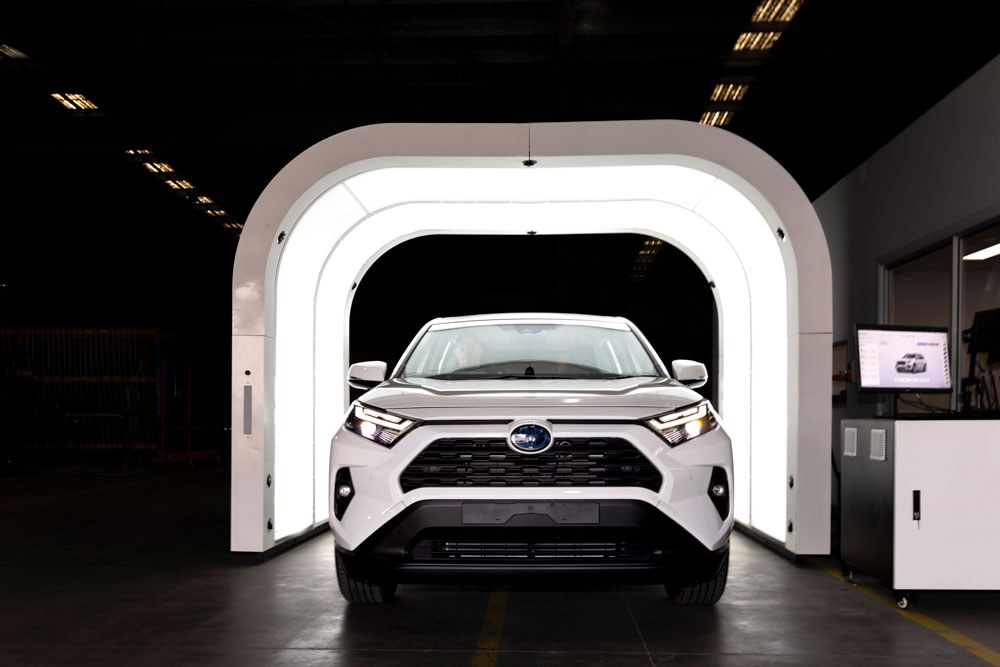 Passenger SUV positioned within a Dragate Arch Scanner